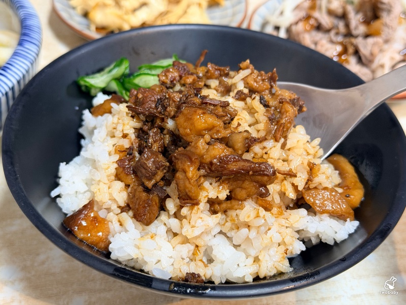 宜蘭頭城美食推薦｜阿源羊肉湯 人氣當歸羊肉湯甘甜不腥 黏嘴滷肉飯、沙茶羊肉拌飯都必點！ @兔貝比的菲比尋嚐