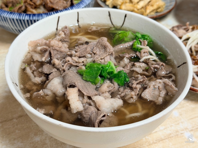 宜蘭頭城美食推薦｜阿源羊肉湯 人氣當歸羊肉湯甘甜不腥 黏嘴滷肉飯、沙茶羊肉拌飯都必點！ @兔貝比的菲比尋嚐