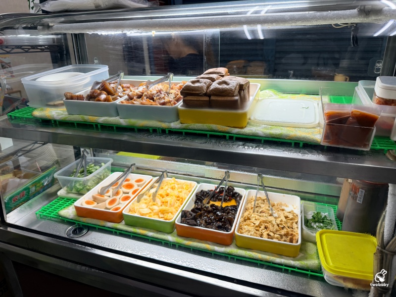 宜蘭頭城美食推薦｜阿源羊肉湯 人氣當歸羊肉湯甘甜不腥 黏嘴滷肉飯、沙茶羊肉拌飯都必點！ @兔貝比的菲比尋嚐