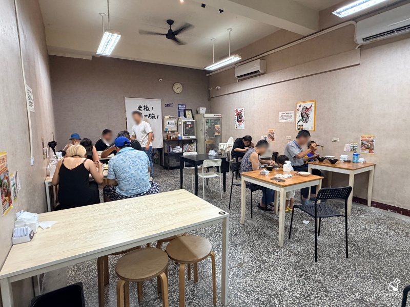 宜蘭頭城美食推薦｜阿源羊肉湯 人氣當歸羊肉湯甘甜不腥 黏嘴滷肉飯、沙茶羊肉拌飯都必點！ @兔貝比的菲比尋嚐