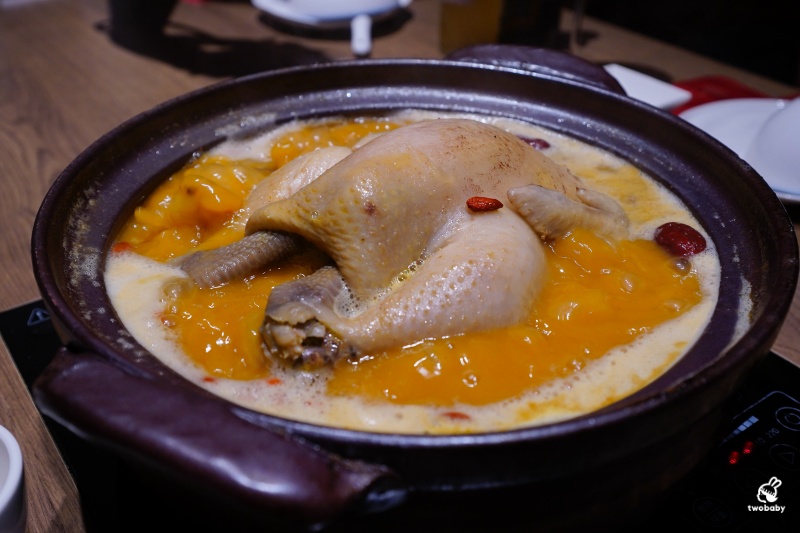 台北鮑魚雞湯火鍋｜星曜雞湯 雞湯 火鍋 酒肆 二訪雞湯界LV再升級！花膠全雞鮮鮑金湯、A5日本和牛、活龍蝦一次滿足！活龍蝦買一送一 父親節加碼送活鮑 @兔貝比的菲比尋嚐