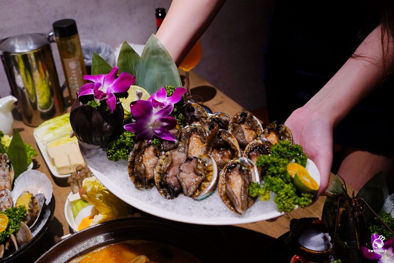 台北鮑魚雞湯火鍋｜星曜雞湯 雞湯 火鍋 酒肆 二訪雞湯界LV再升級！花膠全雞鮮鮑金湯、A5日本和牛、活龍蝦一次滿足！活龍蝦買一送一 父親節加碼送活鮑 @兔貝比的菲比尋嚐