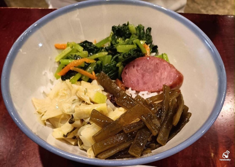 厚道飲食店｜鶯歌老街必吃美食，招牌古早味排骨飯必點！懷舊復古風，一開門就滿座！ @兔貝比的菲比尋嚐