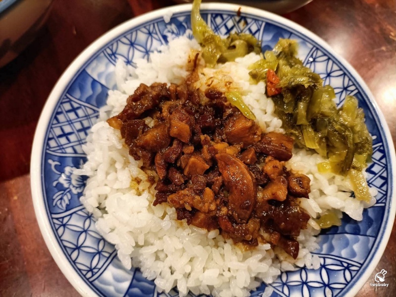 厚道飲食店｜鶯歌老街必吃美食，招牌古早味排骨飯必點！懷舊復古風，一開門就滿座！ @兔貝比的菲比尋嚐