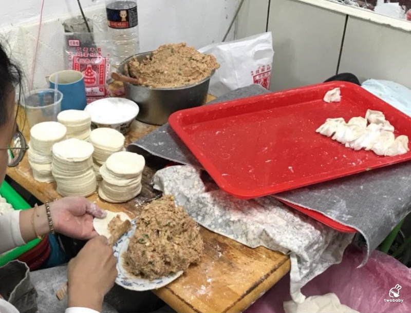 迴龍水餃｜一顆3元水餃太扯！酸辣湯、四神湯只要30元，新北超佛心銅板美食，月底救星！ @兔貝比的菲比尋嚐