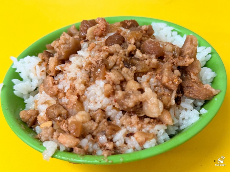 賴蚵仔之家 在地30年老店！超大顆鮮蚵配上鮮甜魚肉湯，在地人的台式早午餐！ @兔貝比的菲比尋嚐