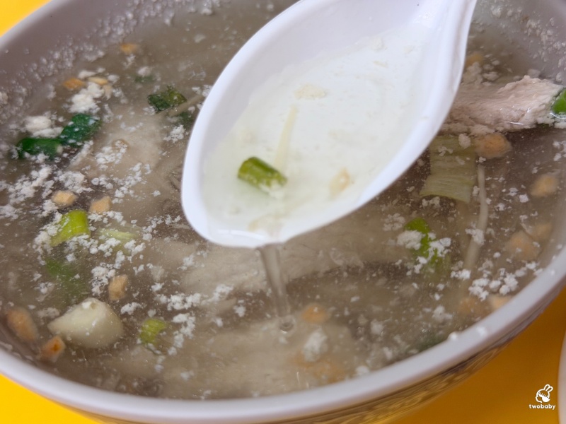 賴蚵仔之家 在地30年老店！超大顆鮮蚵配上鮮甜魚肉湯，在地人的台式早午餐！ @兔貝比的菲比尋嚐