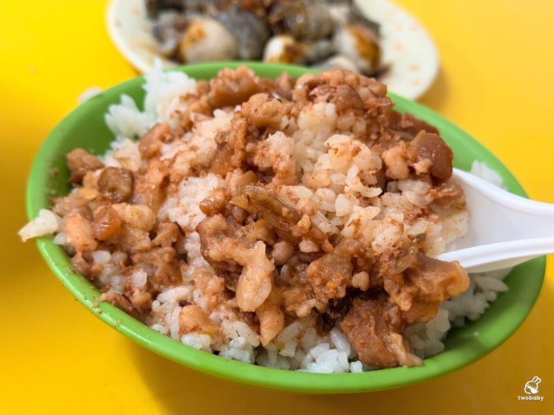 賴蚵仔之家 在地30年老店！超大顆鮮蚵配上鮮甜魚肉湯，在地人的台式早午餐！ @兔貝比的菲比尋嚐