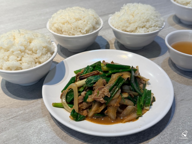 板橋羊肉推薦｜吵三小羊肉專賣板橋館前店 三碗白飯挑戰成功直接送炒羊肉，內用白飯免費、羊肉清湯無限續！ @兔貝比的菲比尋嚐