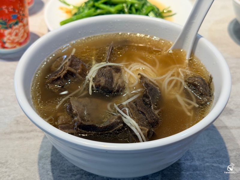 板橋羊肉推薦｜吵三小羊肉專賣板橋館前店 三碗白飯挑戰成功直接送炒羊肉，內用白飯免費、羊肉清湯無限續！ @兔貝比的菲比尋嚐