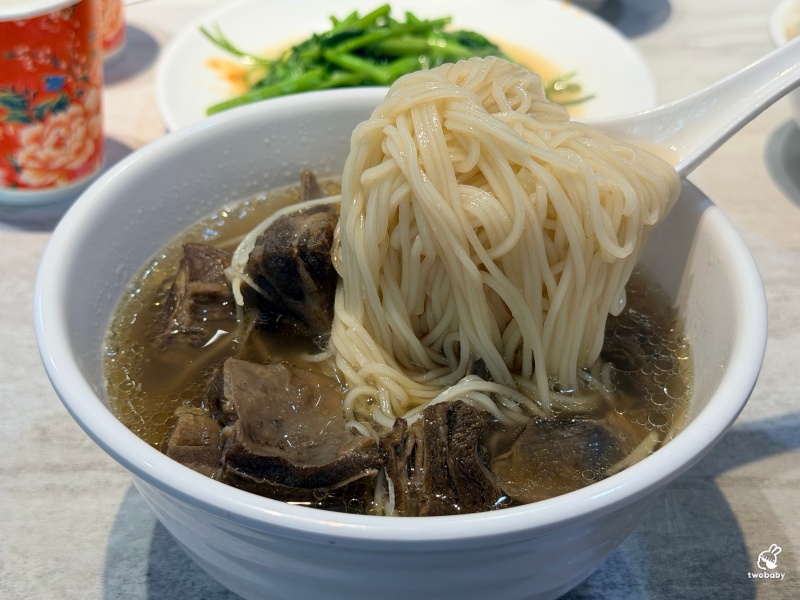 板橋羊肉推薦｜吵三小羊肉專賣板橋館前店 三碗白飯挑戰成功直接送炒羊肉，內用白飯免費、羊肉清湯無限續！ @兔貝比的菲比尋嚐