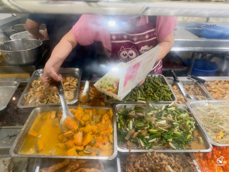 大家族快餐 60元便當太扯 可選4樣配菜，內用紅茶、湯還能無限續！ @兔貝比的菲比尋嚐