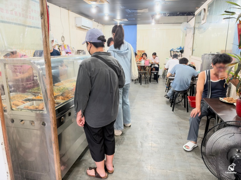 大家族快餐 60元便當太扯 可選4樣配菜，內用紅茶、湯還能無限續！ @兔貝比的菲比尋嚐