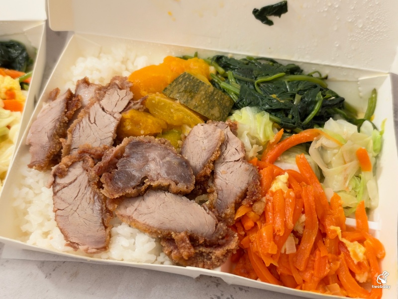 大家族快餐 60元便當太扯 可選4樣配菜，內用紅茶、湯還能無限續！ @兔貝比的菲比尋嚐