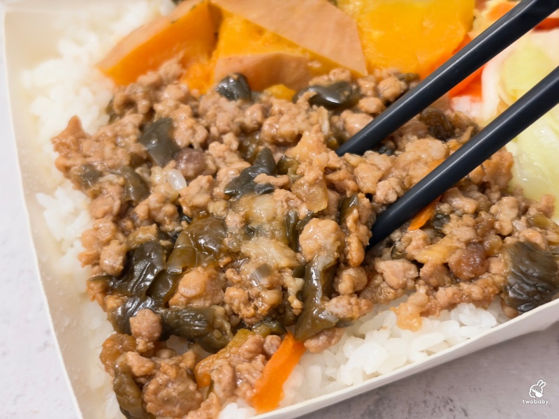 大家族快餐 60元便當太扯 可選4樣配菜，內用紅茶、湯還能無限續！ @兔貝比的菲比尋嚐