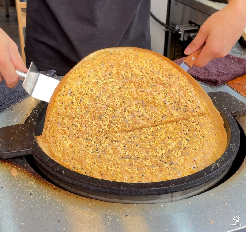 李師傅功夫麥餅｜淡水老街必吃古早味！現點現做超大片麥餅，鹹蛋黃花生意外好吃 @兔貝比的菲比尋嚐