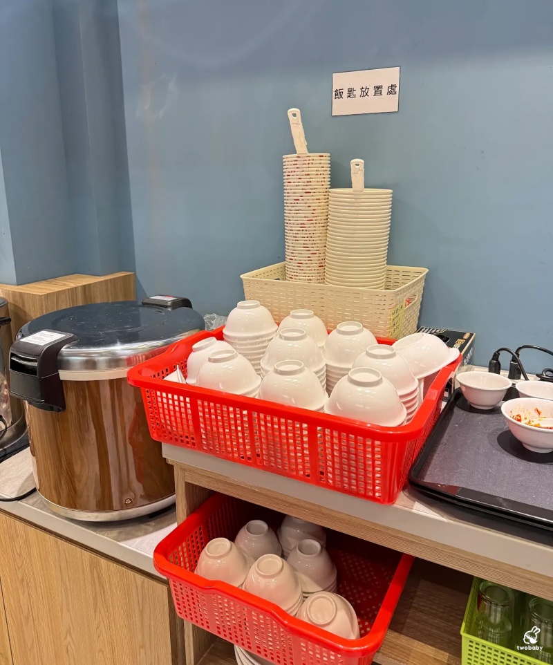 板橋羊肉推薦｜吵三小羊肉專賣板橋館前店 三碗白飯挑戰成功直接送炒羊肉，內用白飯免費、羊肉清湯無限續！ @兔貝比的菲比尋嚐