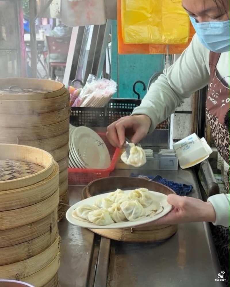 羅東美食｜正常鮮肉小籠湯包羅東店 現擀現包現蒸，小籠湯包薄皮一咬直接爆汁！ @兔貝比的菲比尋嚐