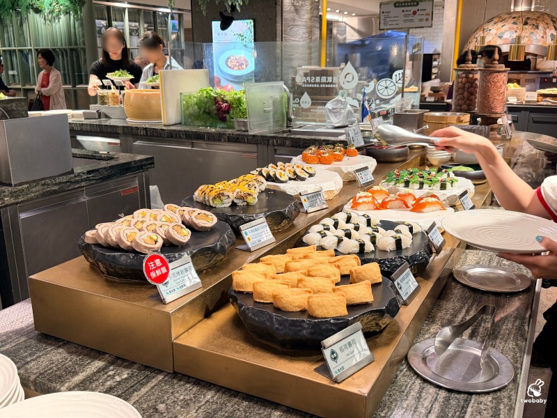 板橋最大素食吃到飽｜果然匯板橋遠百店，原來素食也能這麼澎湃，連沒吃素都愛上了！ @兔貝比的菲比尋嚐