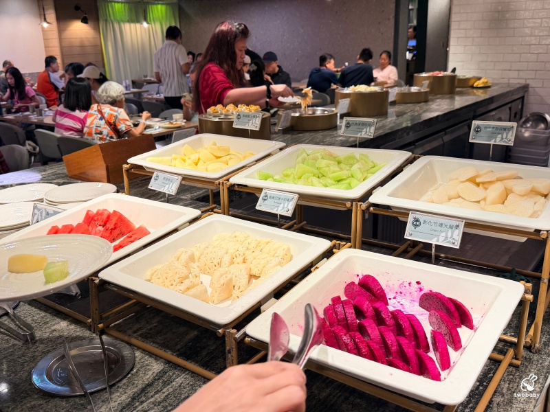 板橋最大素食吃到飽｜果然匯板橋遠百店，原來素食也能這麼澎湃，連沒吃素都愛上了！ @兔貝比的菲比尋嚐