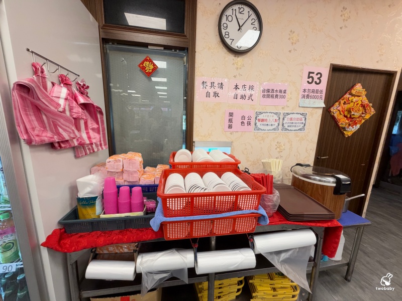 八里美食推薦｜左岸甕仔雞 招牌酥皮甕仔雞 現流海鮮熱炒 白飯吃到飽 還有大停車場！ @兔貝比的菲比尋嚐