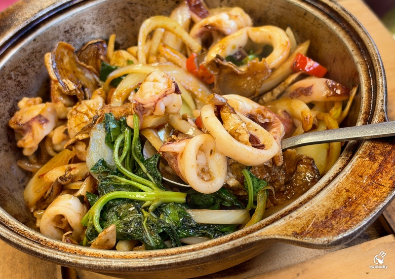 八里美食推薦｜左岸甕仔雞 招牌酥皮甕仔雞 現流海鮮熱炒 白飯吃到飽 還有大停車場！ @兔貝比的菲比尋嚐