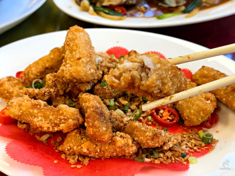 八里美食推薦｜左岸甕仔雞 招牌酥皮甕仔雞 現流海鮮熱炒 白飯吃到飽 還有大停車場！ @兔貝比的菲比尋嚐
