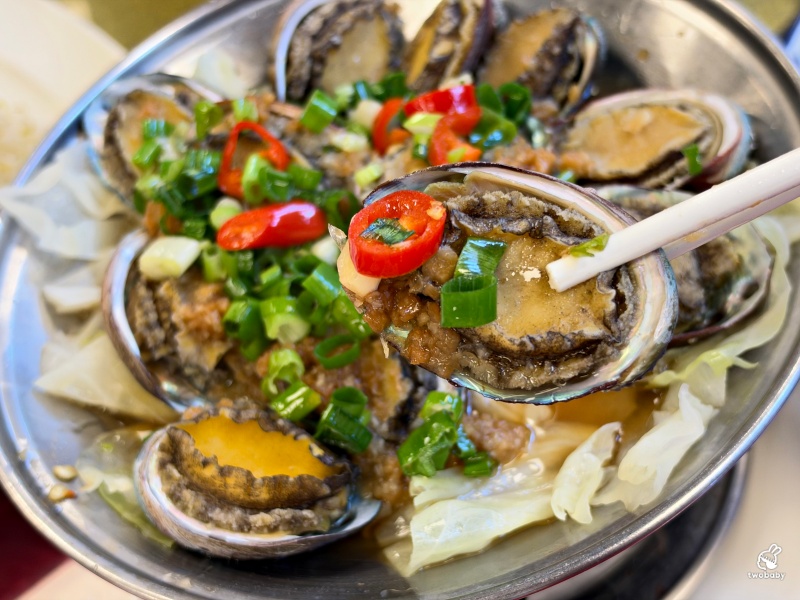 八里美食推薦｜左岸甕仔雞 招牌酥皮甕仔雞 現流海鮮熱炒 白飯吃到飽 還有大停車場！ @兔貝比的菲比尋嚐