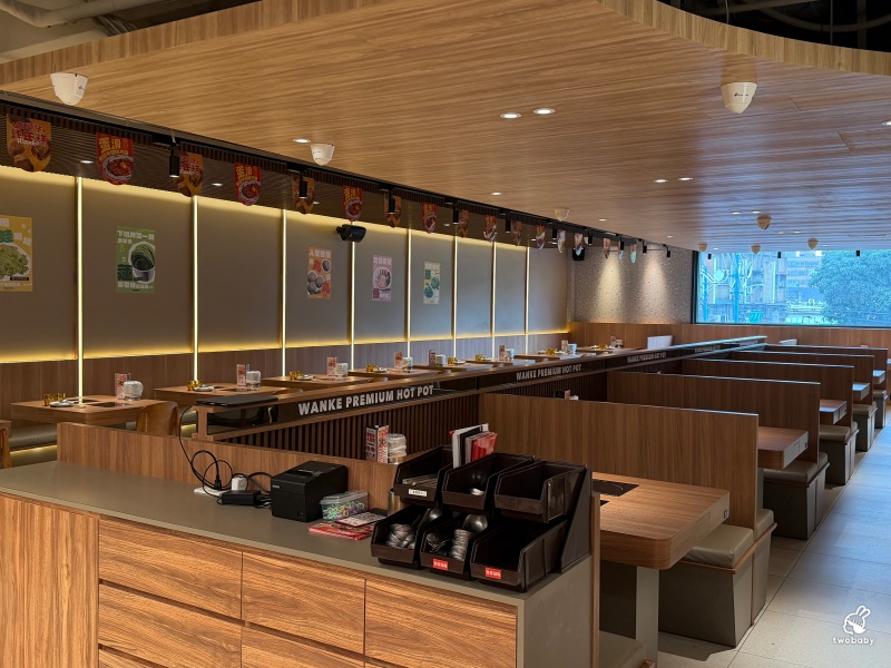 萬客什鍋新莊復興店｜台中30年人氣石頭火鍋插旗新莊！兩層樓大空間、飲料冰淇淋自助吧無限吃！ @兔貝比的菲比尋嚐