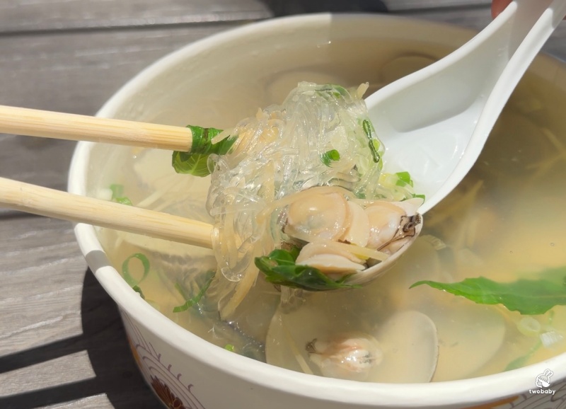 八里渡船頭必吃｜左岸海味小棧，蛤蜊湯、烤生蠔、扇貝一次滿足，露天座位超有度假感！ @兔貝比的菲比尋嚐