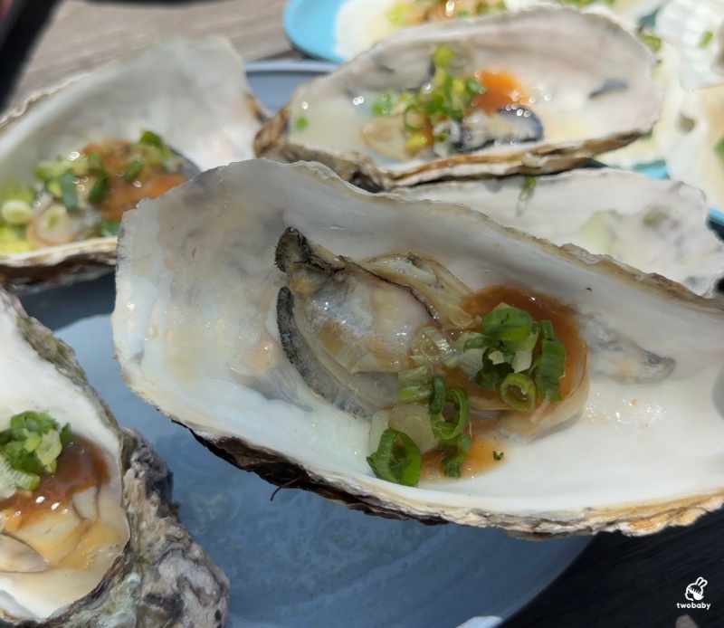 八里渡船頭必吃｜左岸海味小棧，蛤蜊湯、烤生蠔、扇貝一次滿足，露天座位超有度假感！ @兔貝比的菲比尋嚐