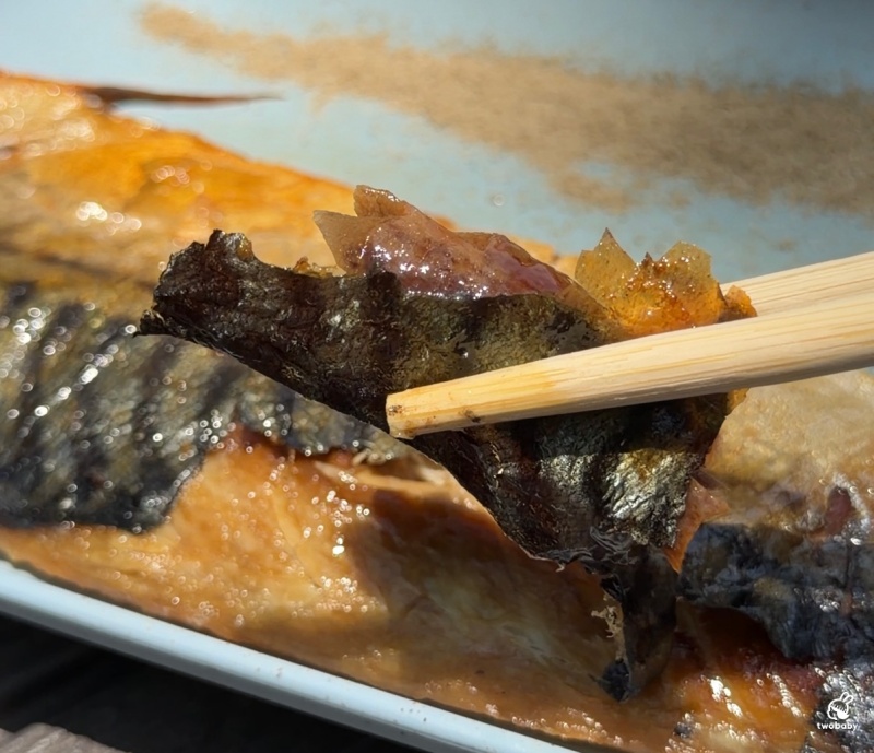 八里渡船頭必吃｜左岸海味小棧，蛤蜊湯、烤生蠔、扇貝一次滿足，露天座位超有度假感！ @兔貝比的菲比尋嚐