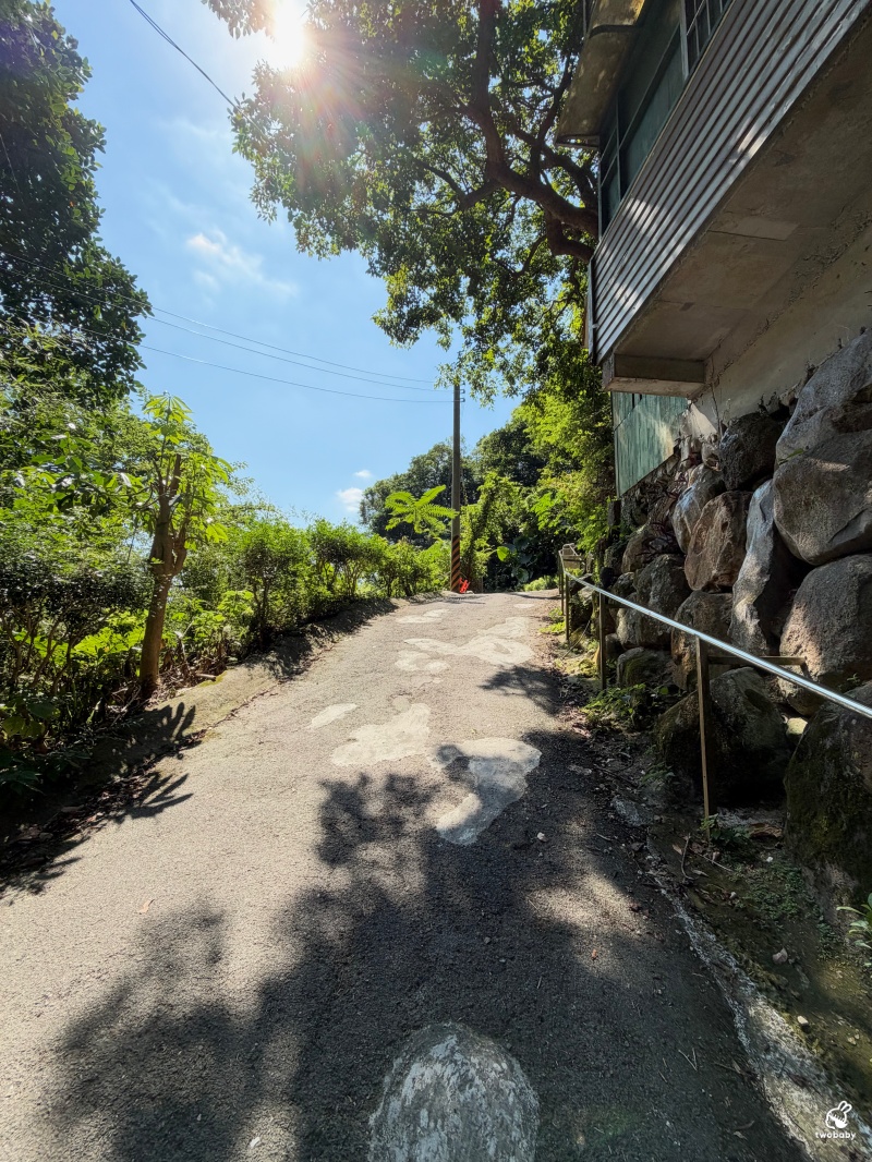 新北五股景點｜觀音山潮音洞，隱身山林的天然一線天秘境！走進巨大岩縫參拜十八臂觀音 @兔貝比的菲比尋嚐