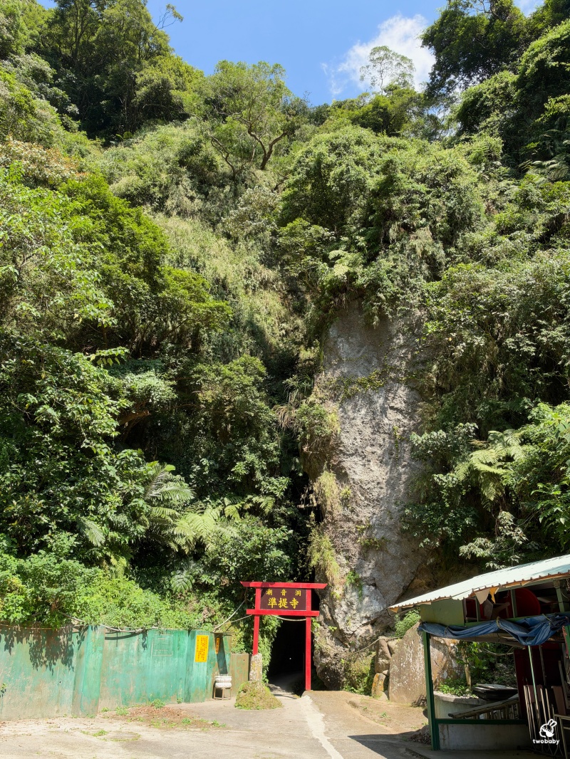 新北五股景點｜觀音山潮音洞，隱身山林的天然一線天秘境！走進巨大岩縫參拜十八臂觀音 @兔貝比的菲比尋嚐