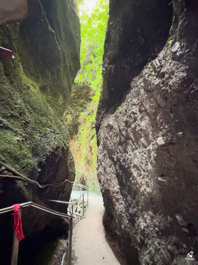新北五股景點｜觀音山潮音洞，隱身山林的天然一線天秘境！走進巨大岩縫參拜十八臂觀音 @兔貝比的菲比尋嚐