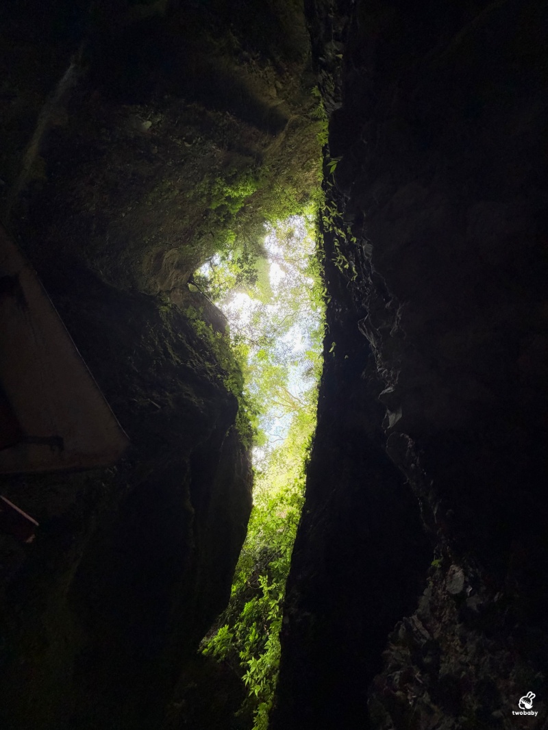 新北五股景點｜觀音山潮音洞，隱身山林的天然一線天秘境！走進巨大岩縫參拜十八臂觀音 @兔貝比的菲比尋嚐