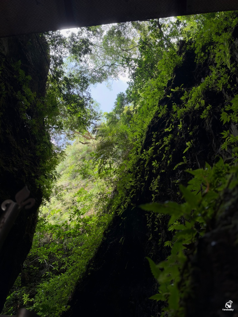 新北五股景點｜觀音山潮音洞，隱身山林的天然一線天秘境！走進巨大岩縫參拜十八臂觀音 @兔貝比的菲比尋嚐