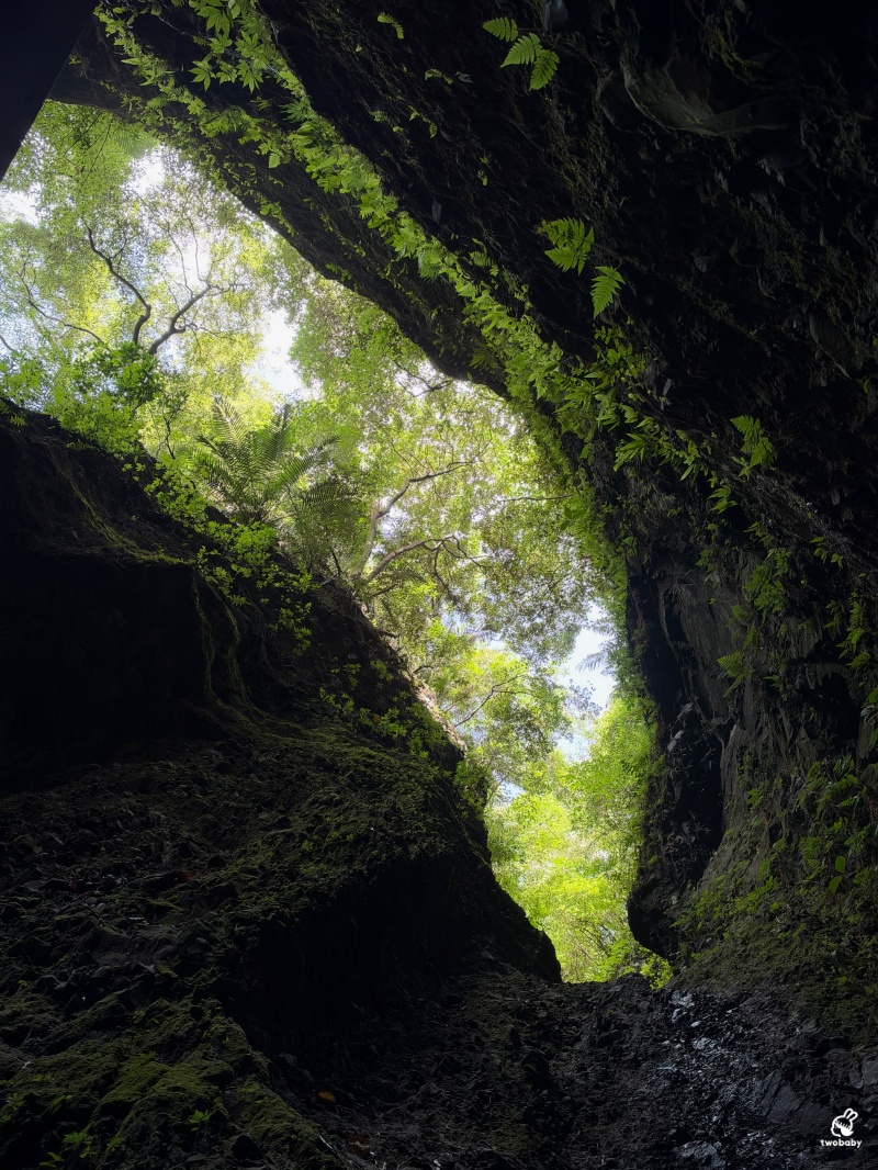 新北五股景點｜觀音山潮音洞，隱身山林的天然一線天秘境！走進巨大岩縫參拜十八臂觀音 @兔貝比的菲比尋嚐