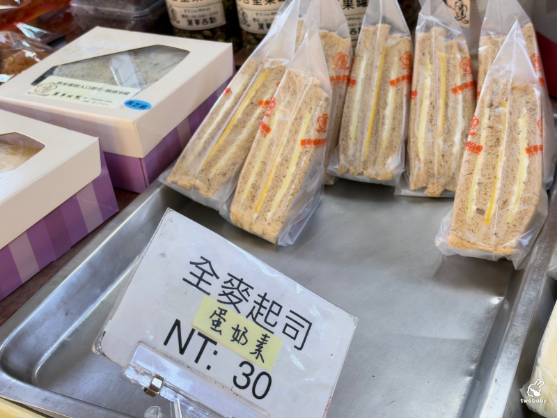麗華西點麵包行｜25元就能吃到洪瑞珍風味三明治！在地人從小吃到大的老店 @兔貝比的菲比尋嚐