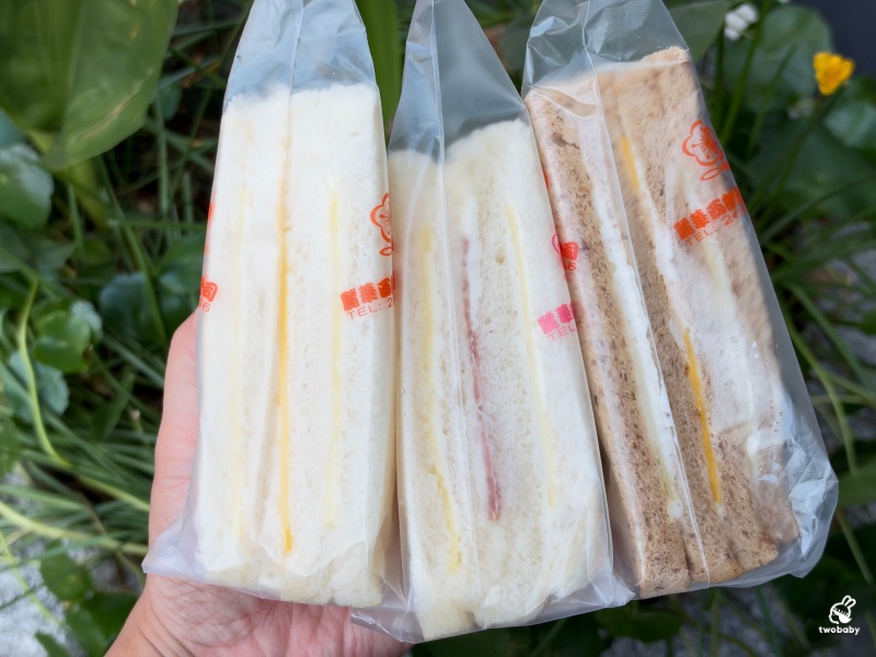 麗華西點麵包行｜25元就能吃到洪瑞珍風味三明治！在地人從小吃到大的老店 @兔貝比的菲比尋嚐