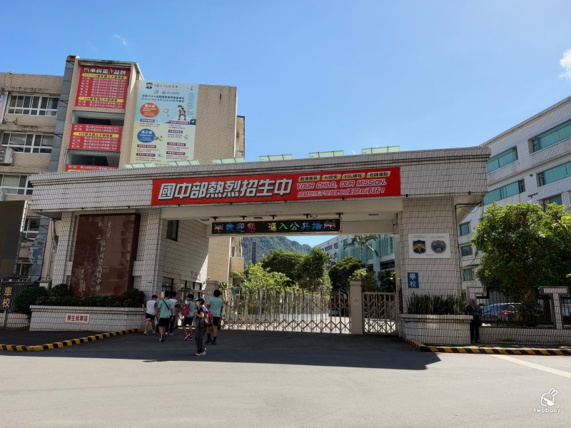 鄭姑媽雞排便當店 超大雞排飯霸氣鋪滿盤 一週只賣4天的信義區人氣便當 @兔貝比的菲比尋嚐