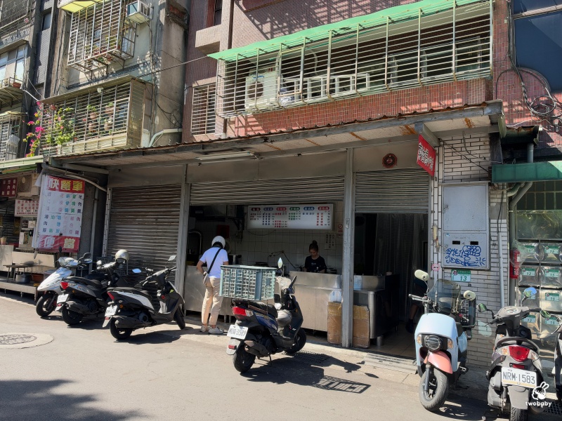 鄭姑媽雞排便當店 超大雞排飯霸氣鋪滿盤 一週只賣4天的信義區人氣便當 @兔貝比的菲比尋嚐