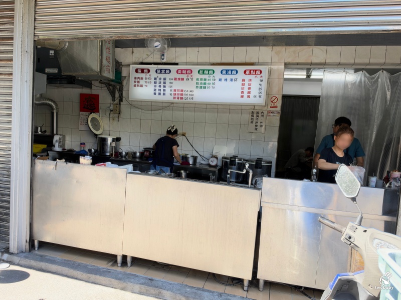 鄭姑媽雞排便當店 超大雞排飯霸氣鋪滿盤 一週只賣4天的信義區人氣便當 @兔貝比的菲比尋嚐