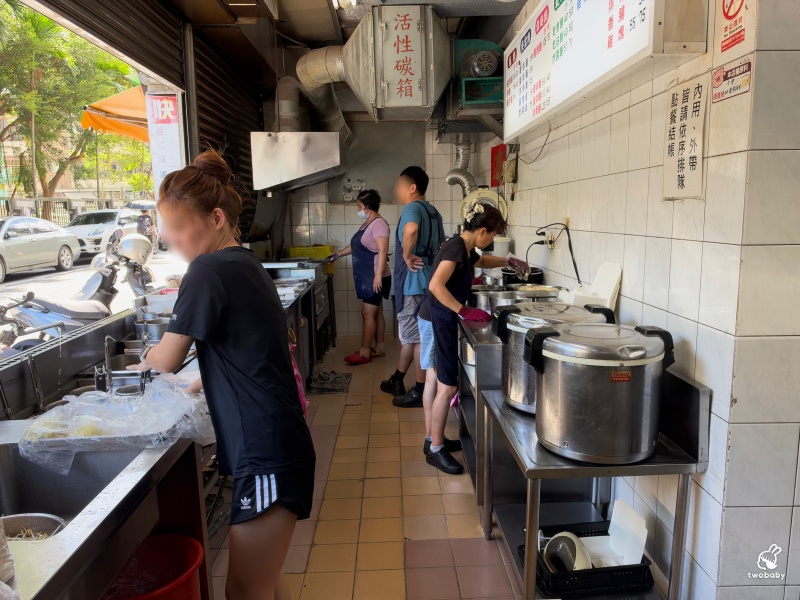 鄭姑媽雞排便當店 超大雞排飯霸氣鋪滿盤 一週只賣4天的信義區人氣便當 @兔貝比的菲比尋嚐