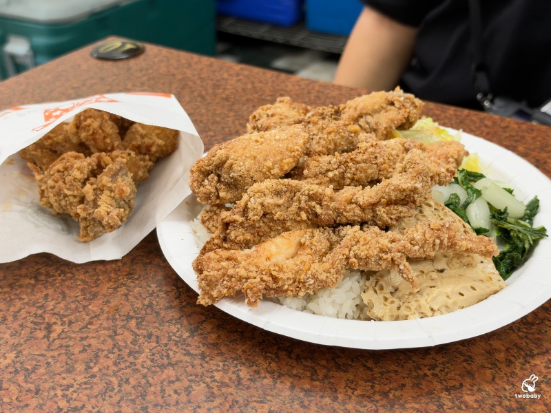 鄭姑媽雞排便當店 超大雞排飯霸氣鋪滿盤 一週只賣4天的信義區人氣便當 @兔貝比的菲比尋嚐