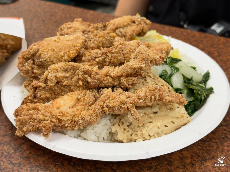 鄭姑媽雞排便當店 超大雞排飯霸氣鋪滿盤 一週只賣4天的信義區人氣便當 @兔貝比的菲比尋嚐