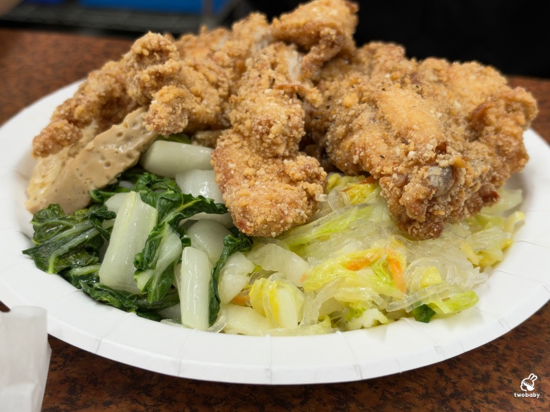 鄭姑媽雞排便當店 超大雞排飯霸氣鋪滿盤 一週只賣4天的信義區人氣便當 @兔貝比的菲比尋嚐