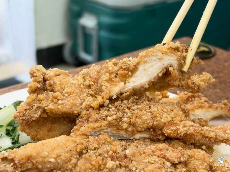 鄭姑媽雞排便當店 超大雞排飯霸氣鋪滿盤 一週只賣4天的信義區人氣便當 @兔貝比的菲比尋嚐