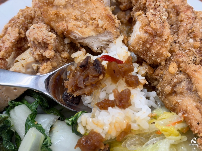 鄭姑媽雞排便當店 超大雞排飯霸氣鋪滿盤 一週只賣4天的信義區人氣便當 @兔貝比的菲比尋嚐