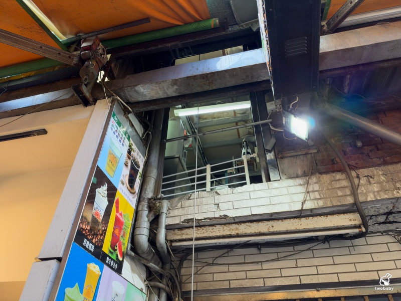 五分埔隱藏版飲料店 鮮茶e站 按門鈴點餐、飲料從天而降！超狂「空中外送」連找零都用吊籃送下來！ @兔貝比的菲比尋嚐